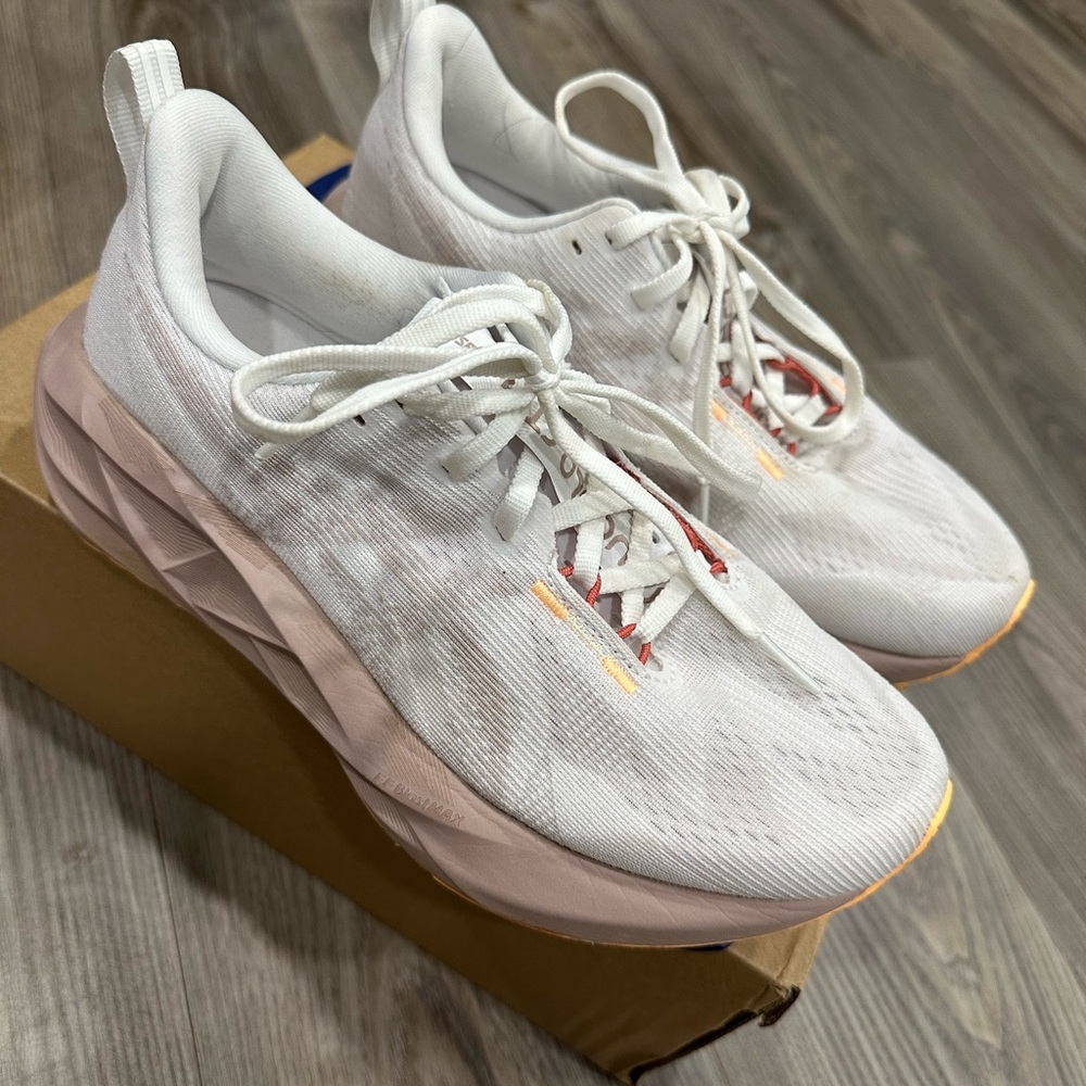 Womens ASICS Novablast 5 7.5 wide
